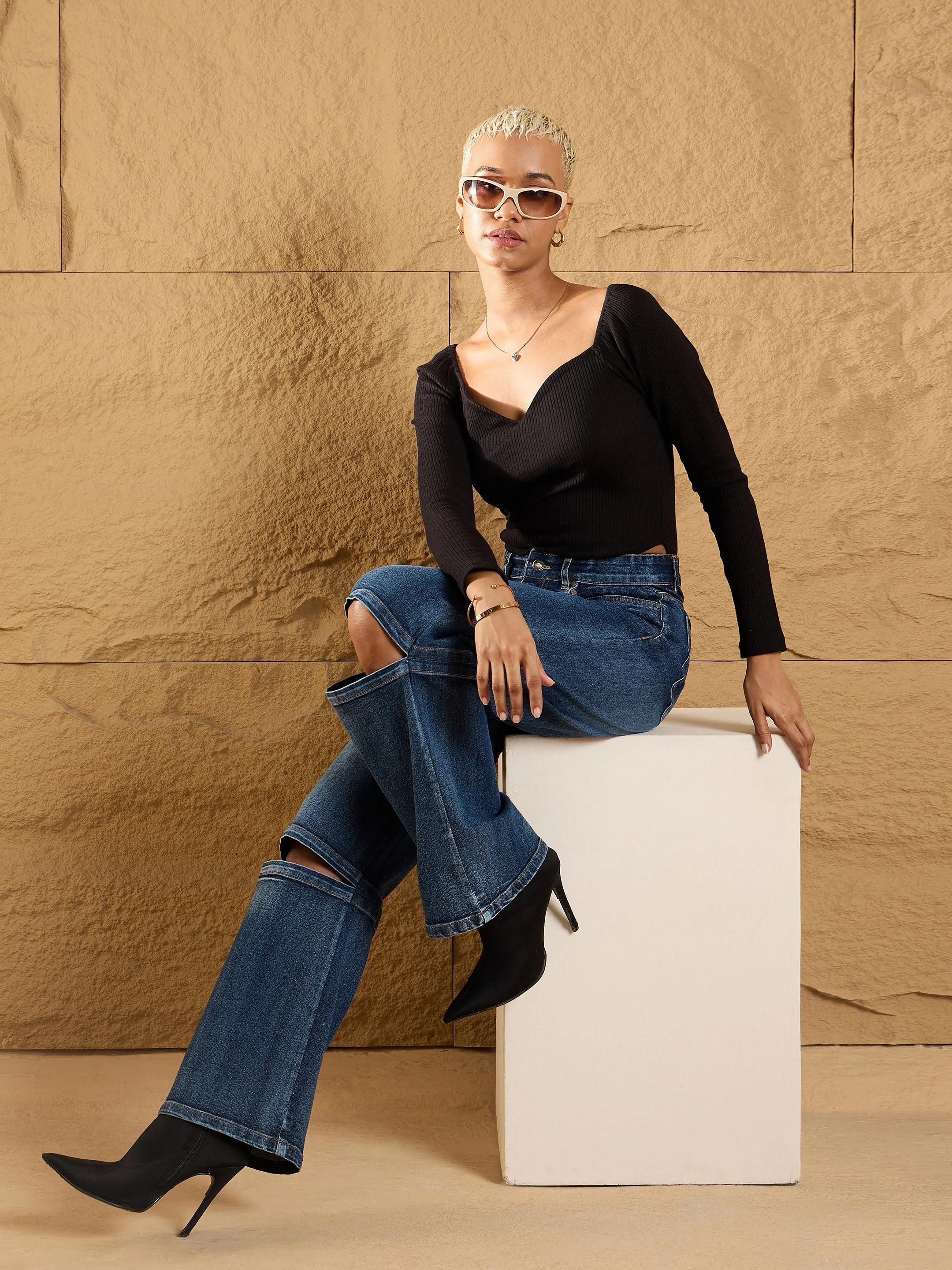 Women Blue Wash Knee Slit Straight Fit Jeans